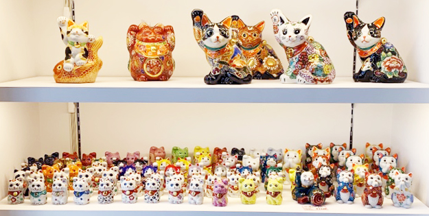 Kutaniyaki Maneki-Neko (Japanese cat figurine that brings luck) 