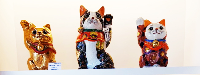 Kutaniyaki Maneki-Neko (Japanese cat figurine that brings luck)